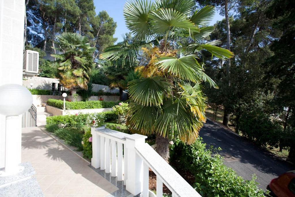 Apartments & Rooms Milcetic M Malinska Bagian luar foto